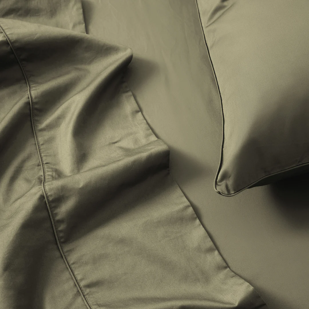 روتختی نیم‌ست رنگ سبز زیتونی با روتشکی کشدار و دو روبالشی